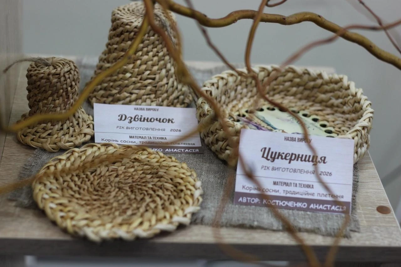 Гнучкі орнаменти соснового коріння