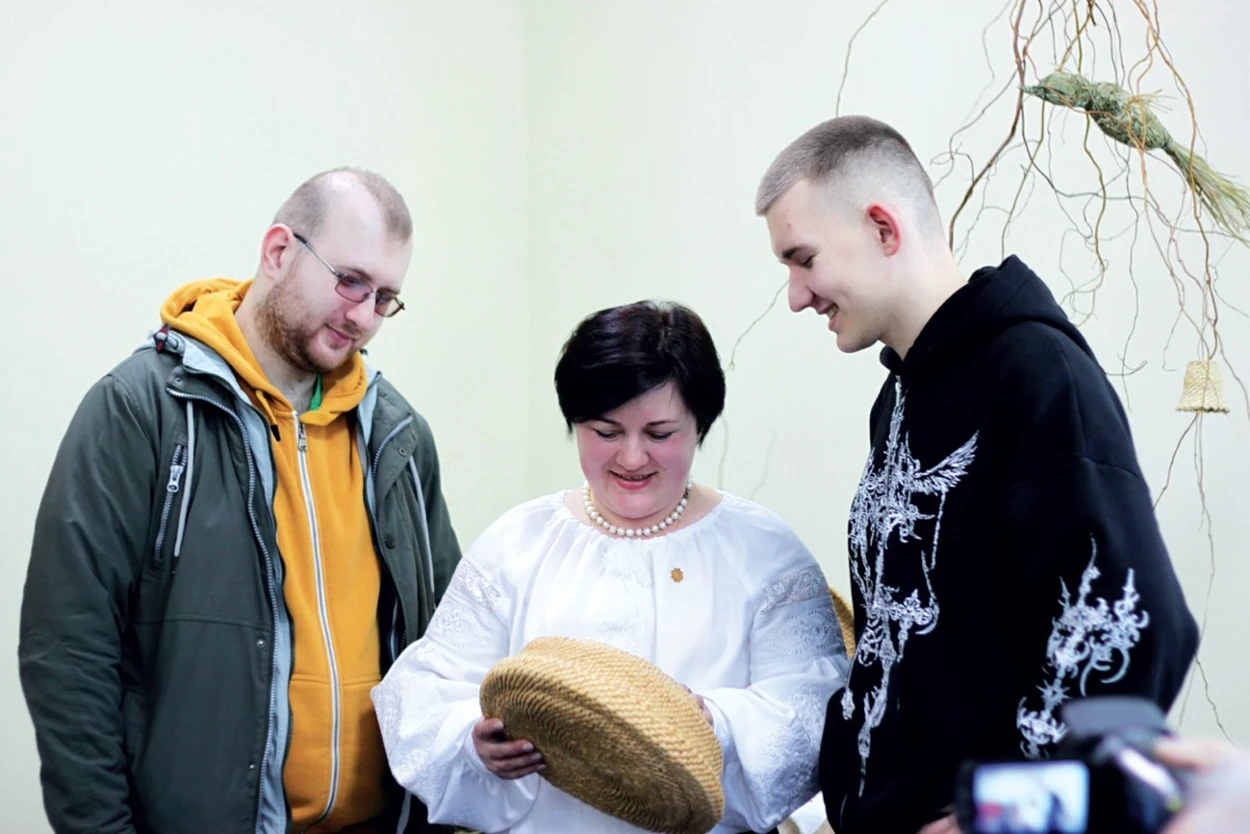 Гнучкі орнаменти соснового коріння