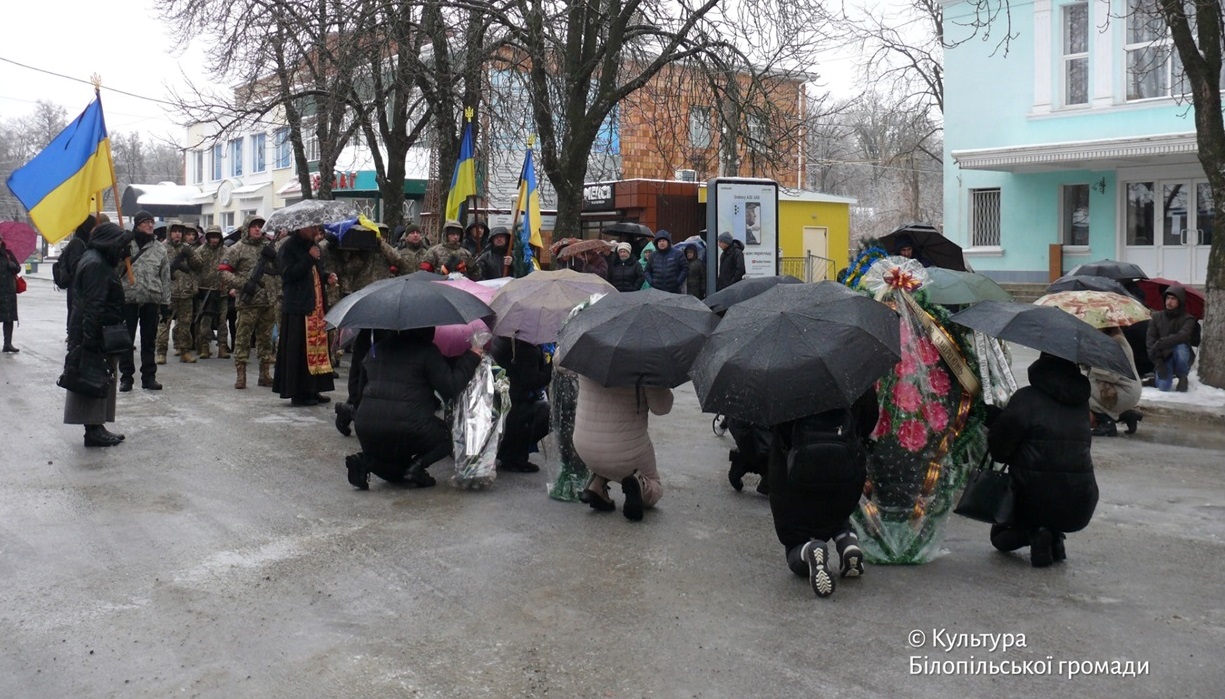 На колінах проводжали Героя земляки