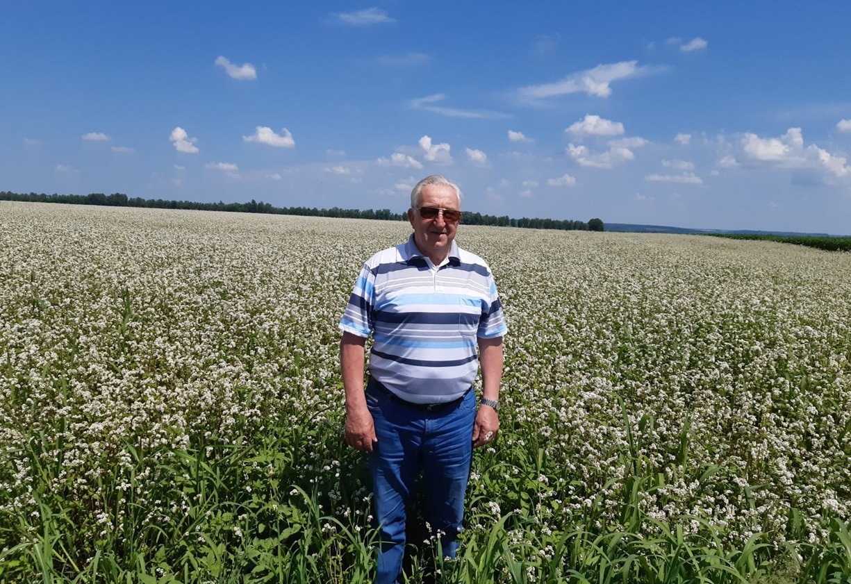 Григорій Поляков на полі з гречкою
