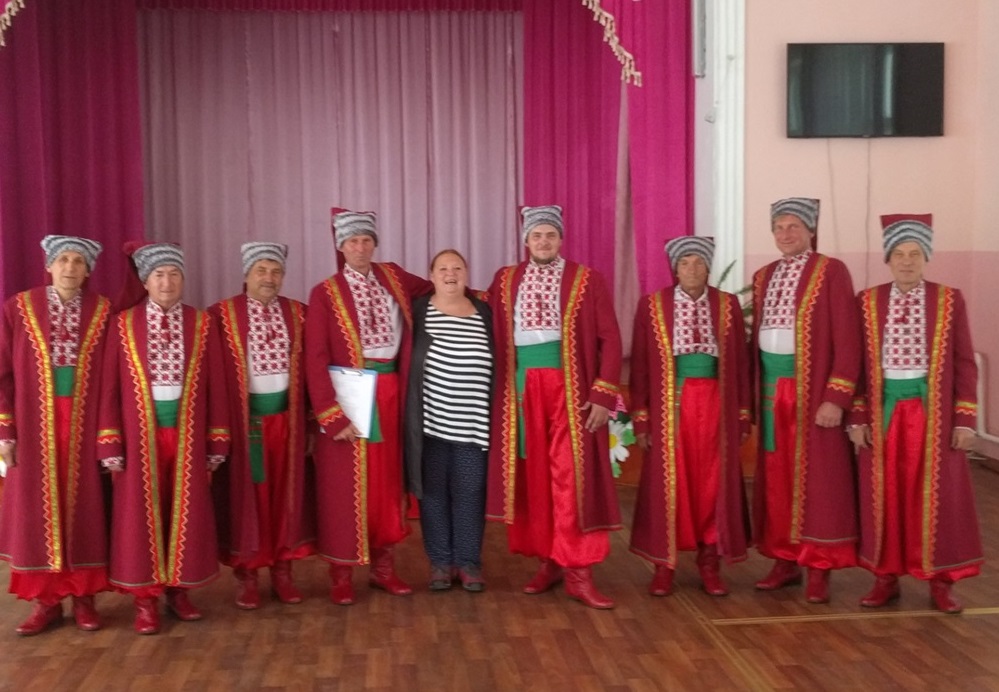 Соня з колективом Річківського хору під час відвідин Білопільщини. 