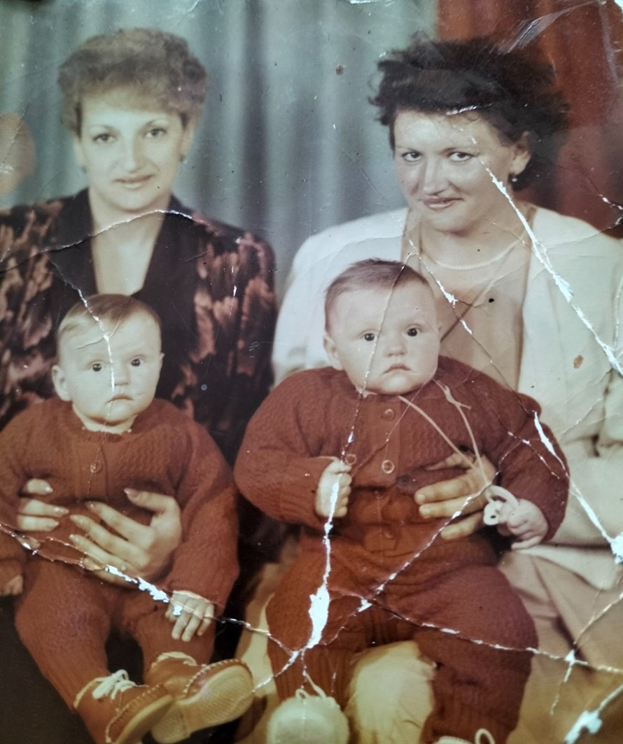 Лілія Гаркавенко з доньками Аліною і Альоною та їх хрещеною, 1992 рік