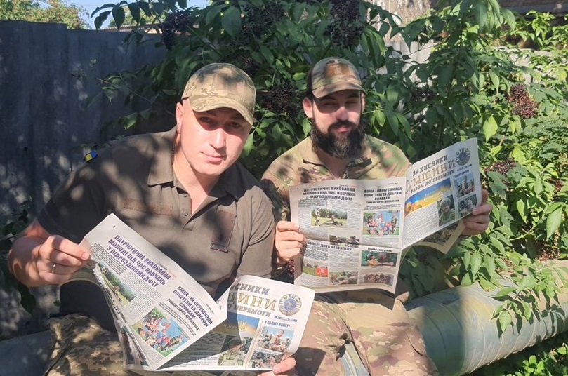 Військові читають газету "Захисник Сумщини"