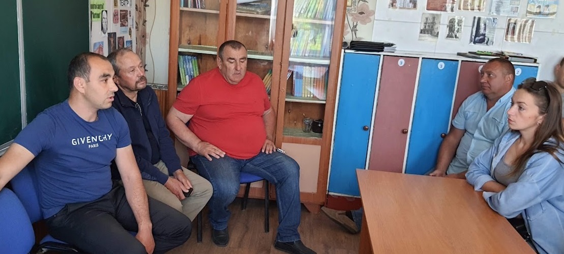 Депутати на зустрічі у Воронівській школі