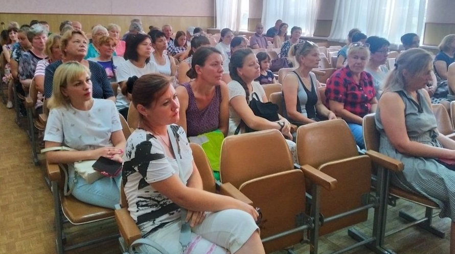 Зустріч в залі засідань міської ради.