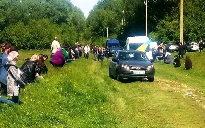 Село зустрічає на колінах Олександра Одинцова