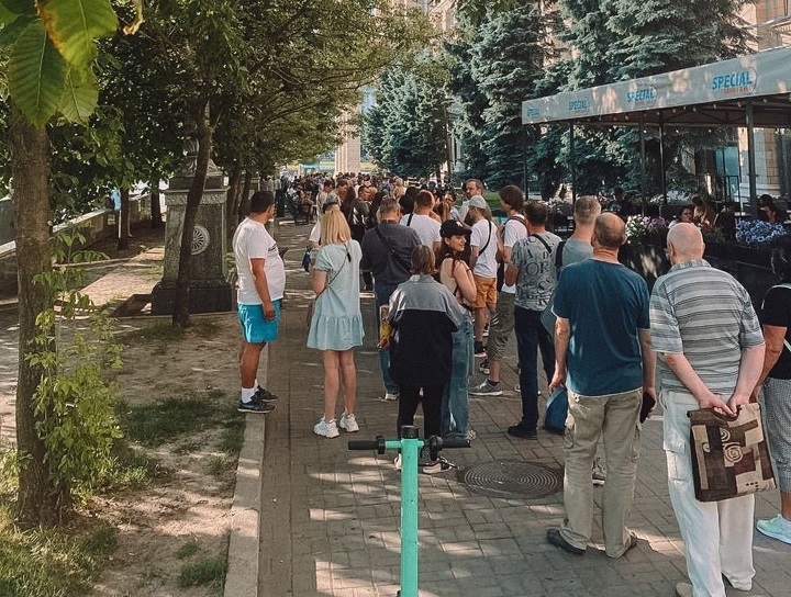 Черги на Хрещатику за маркою. 