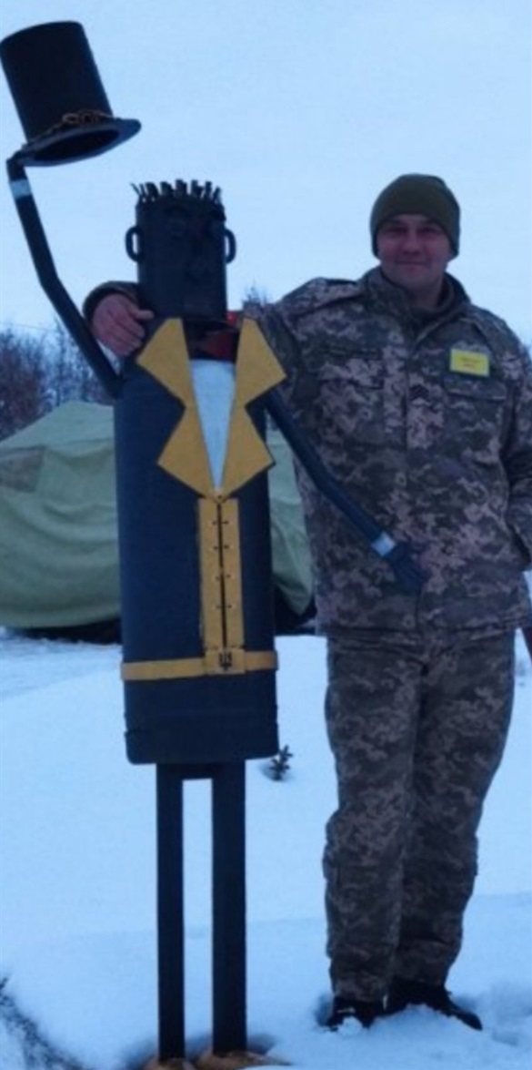 Щоб не засмучувати родину, іноді присилав з сходу жартівливі фото