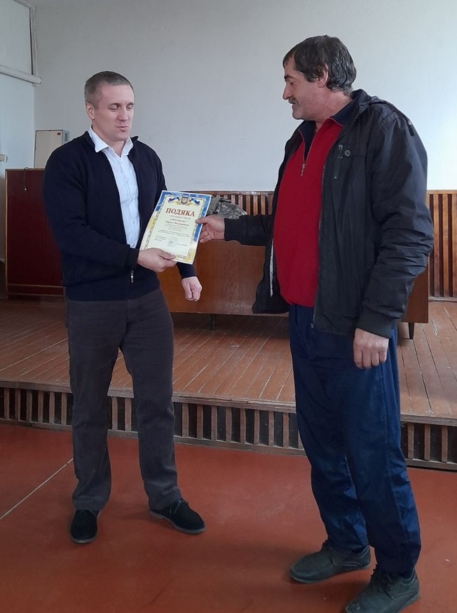 Руслан Сіренко вручає нагороду водію Борису Хоружому. 