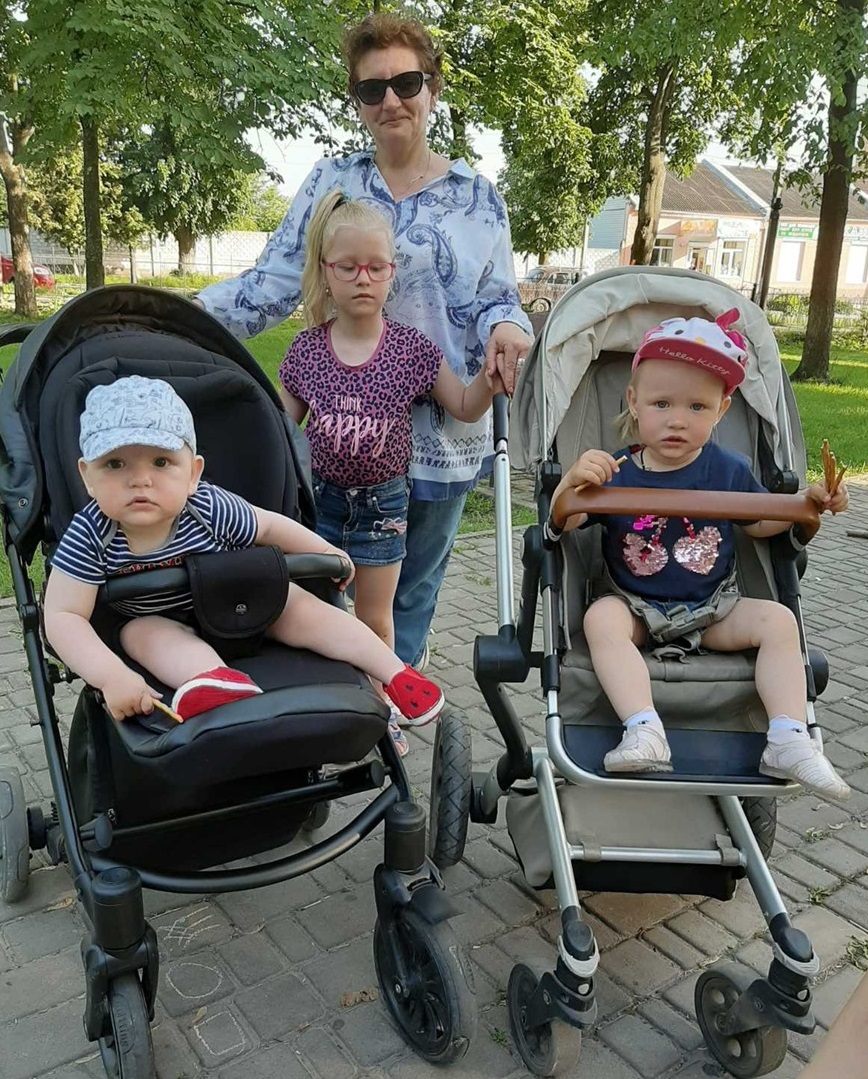 Лілія Гаркавенко з онуками