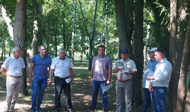 Григорій Поялков зачитує звернення до керівництва країни