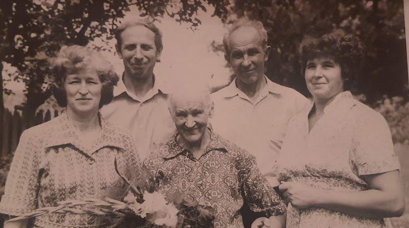 Родина Шокунів з мамою після війни 