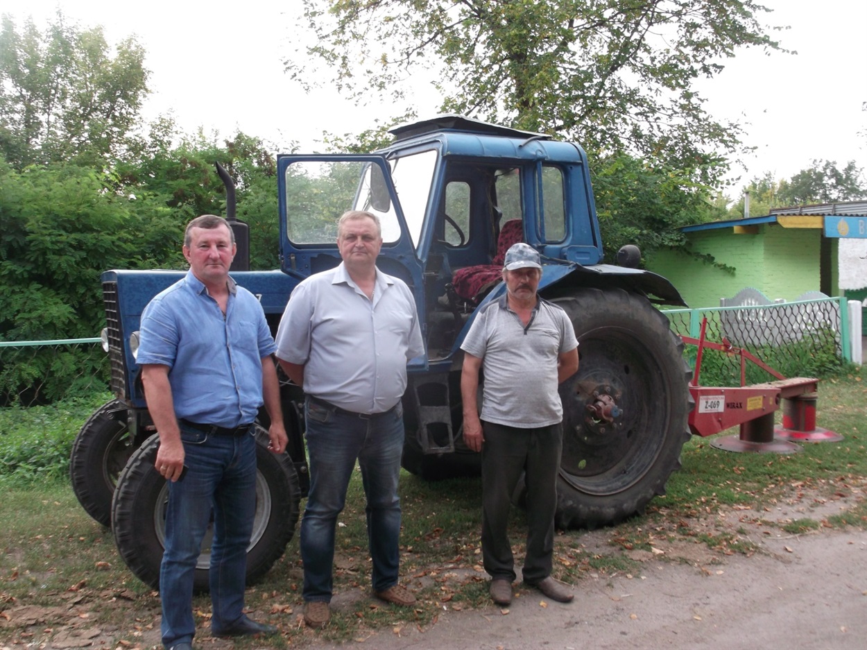 В.Дурноп’ян, І.Хоміченко і О.Єлізаров біля подарованого трактора