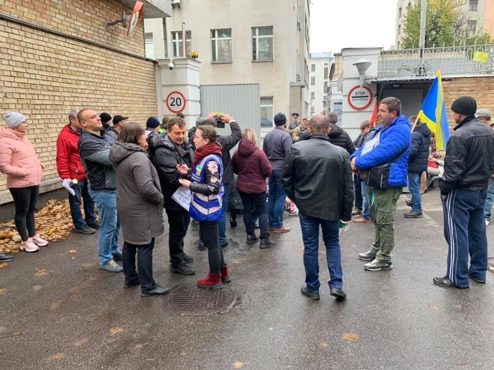 Офіс Президента. Вхід під охороною підприємців.