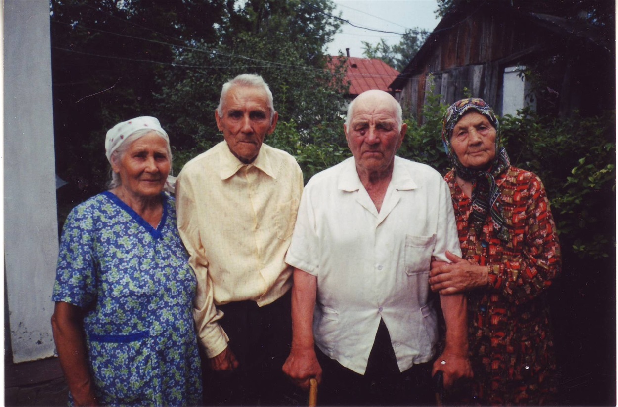 Марія Максимівна (перша зліва), Федір Олексійович (другий справа)