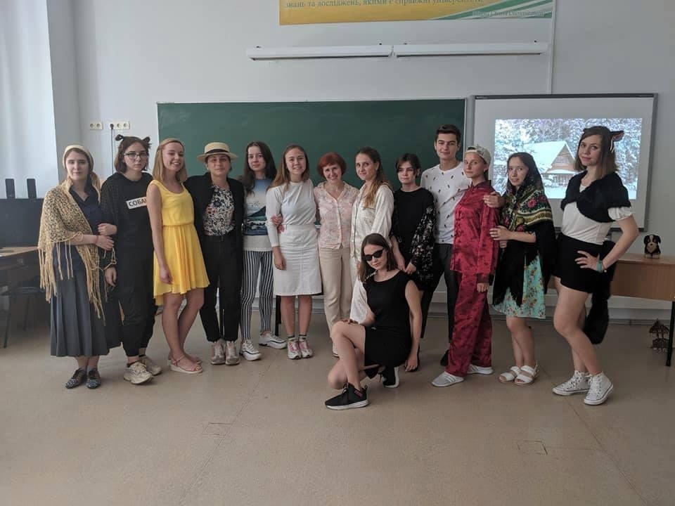 Юлія Вишницька зі студентами. 