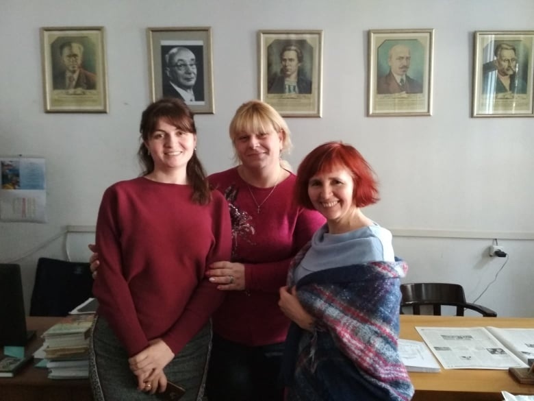 Юлія Вишницька з грузинськими колегами в Інституті україністики Тбіліського державного університету імені Іване Джавахішвілі, лютий 2020 рік)