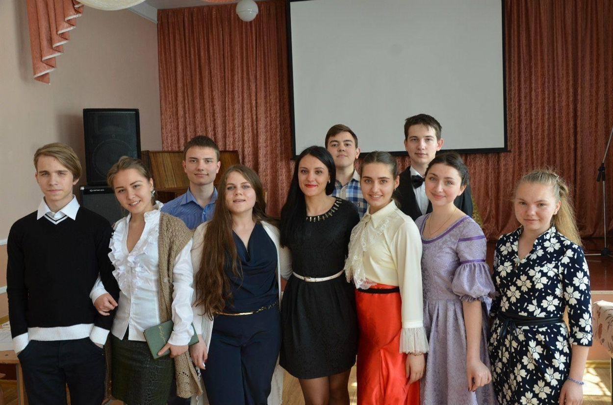 Діана Колодяжна з учнями школи