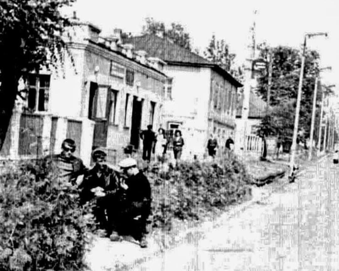 Вхід в перукарню "Локон". Фото 70-х років Миколи Зарка