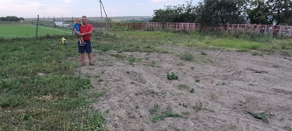 Олександр Купавка із сином Мар"яном на місці, де планують розмістити дитячий майданчик