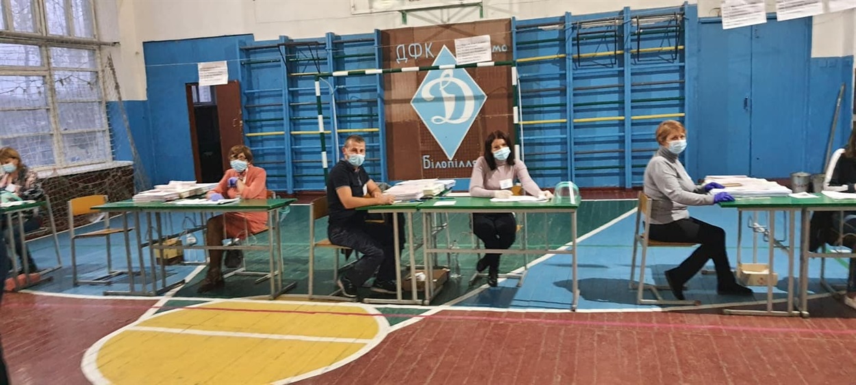 Так працювала виборча комісія у Білопільській школі №3.