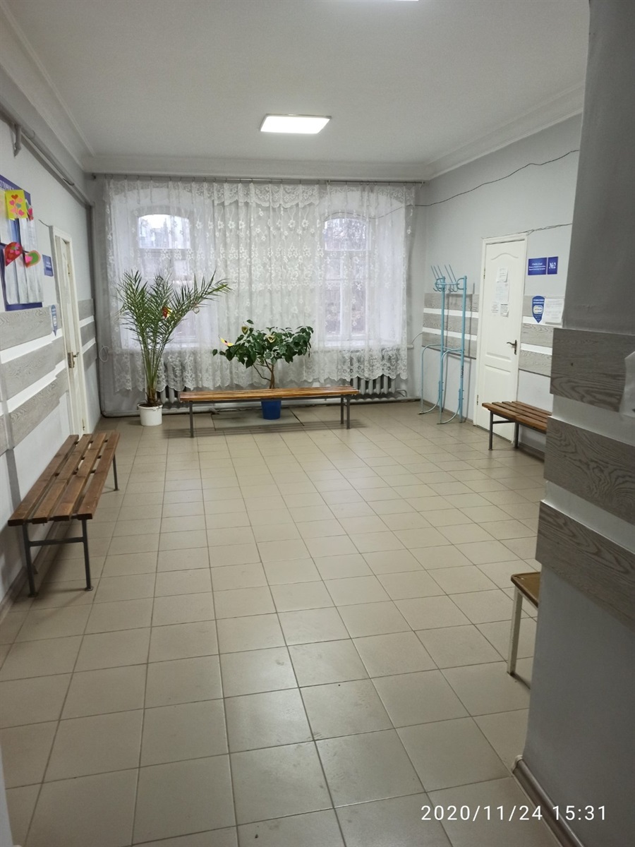 У другій половині дня у "первинці" часто пусті коридори. Черги лише зранку