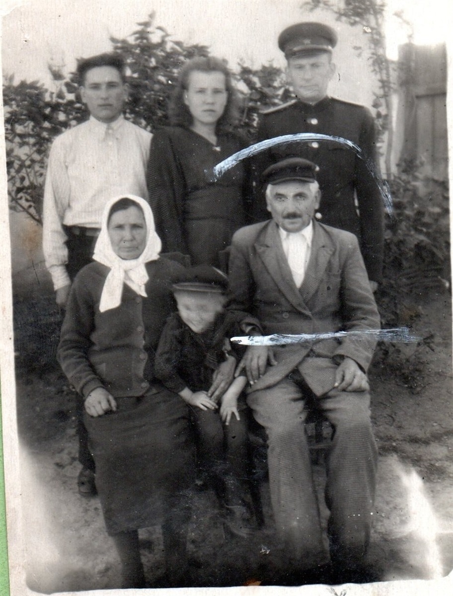 Мої дідусь і бабуся з двома синами, невісткою та онуком (1954 рік)