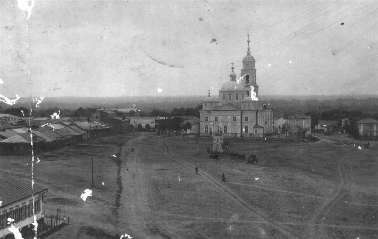 Вид на храм Різдва Богородиці з сусідньої Покровської церкви. 1903 рік