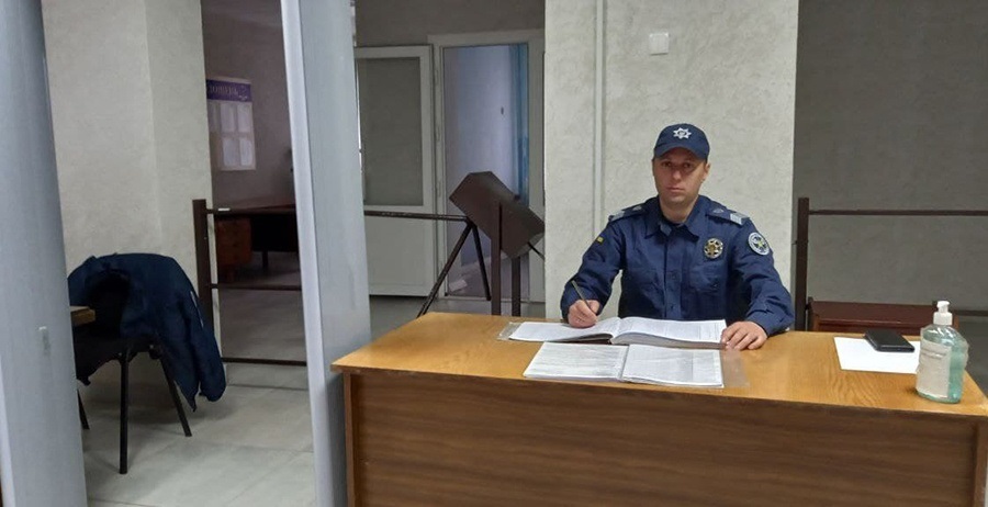 Охорона у фойє приміщення суду
