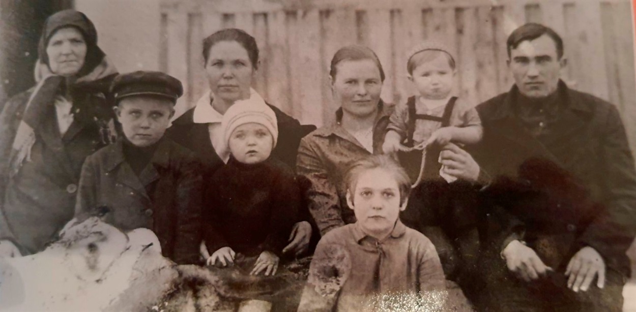 Микола Мартьянов на руках у мами, поруч з татом та в колі родини. 