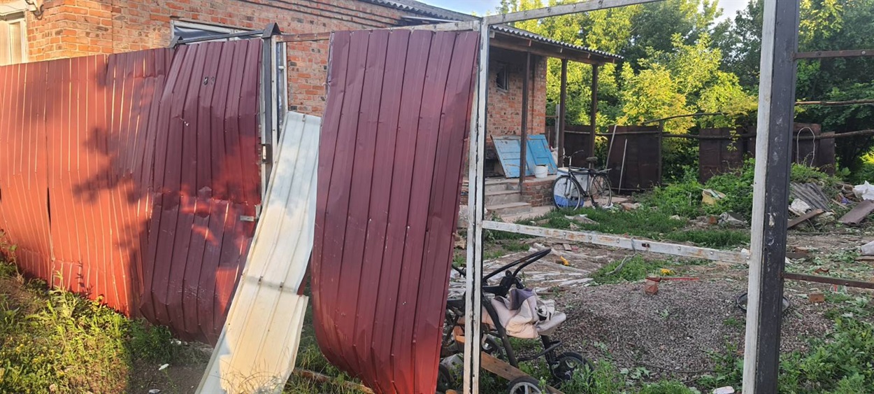 Зруйнований двір внаслідок ворожого обстрілу. Білопілля, 18 липня 2022 