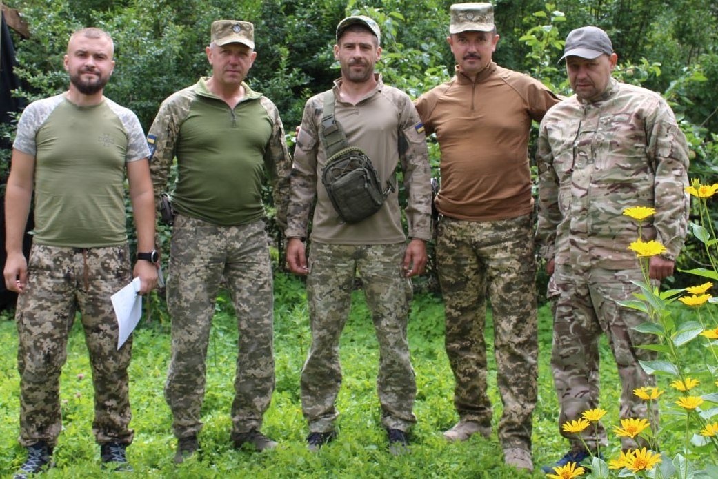 Обговорили сз бійцямиБілопільської ДФТГ ситуацію на кордоні, передали нашим захисникам місцевого добровольчого формування засоби, що покращать обороноздатність нашого регіону.
