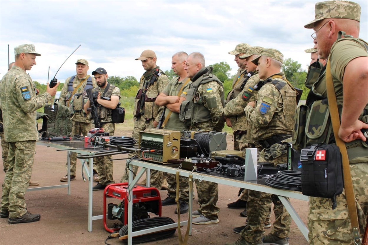 Добровольчі формування територіальних громад Роменщини, отримали сучасне протитанкове озброєння, турнікети та ІПП від командування #ОТУ_Суми, під час проведення навчань.