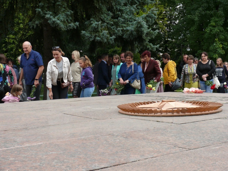 Покладання квітів до пам'ятника у Білопіллі 