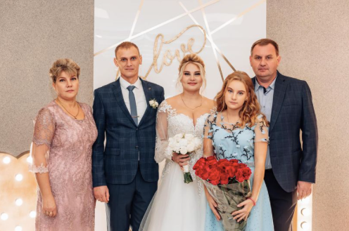 Щаслива родина на весілля у старшої доньки в червні 2021 року.