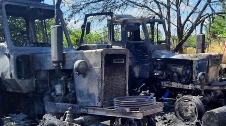 Все, що залишилось від техніки у дворі Віктора Карпенка після обстрілу і пожежі. 