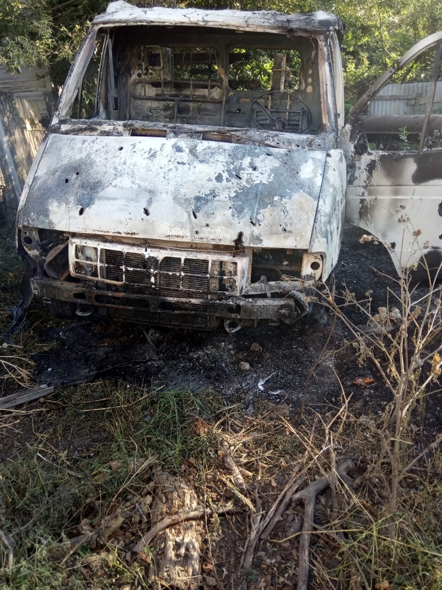 Знищена ворогом машина в селі Волфино