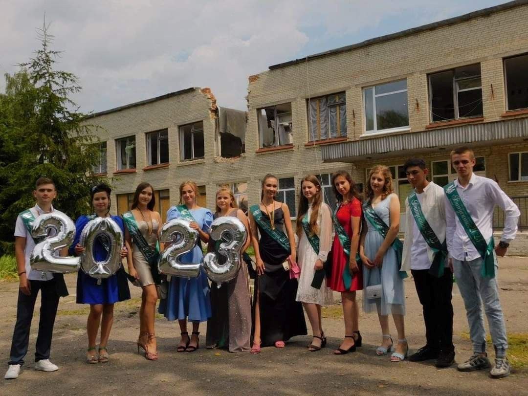 Випускники Вирівської школи біля зруйнованого приміщення