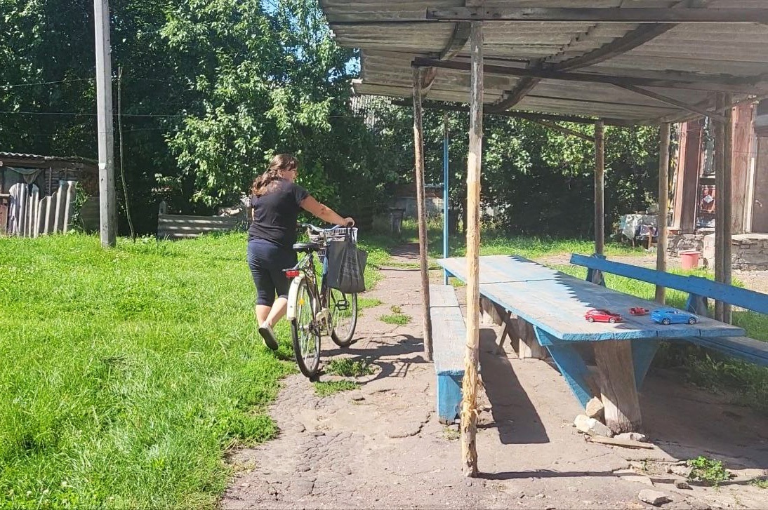 Юлія Дядюшко, Ворожба, соціальний робітник