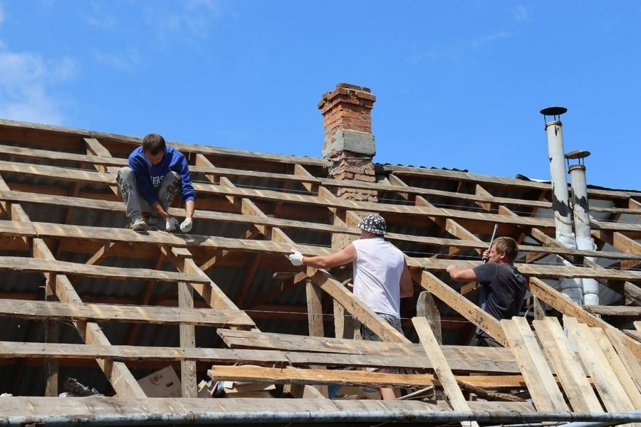 Заміна покрівель приватних будинків у Слатиному. Липень 2023 року