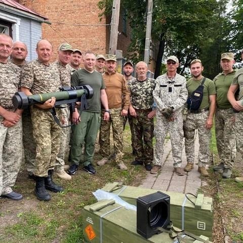 Командувач ОТУ Суми Олександр Нестеренко разом з бійцями місцевого підрозділу. Червень 2022 року