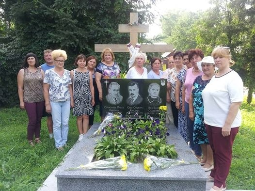 Могила О.Олеся