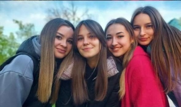 Волонтери, які зібрали кошти на нові вікна