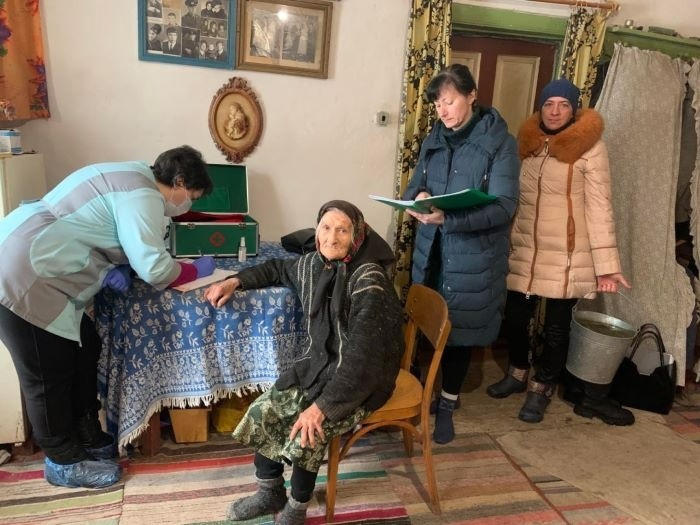 Допомога найбільш незахищеним мешканцям працівниками територіального центру в Білопільській громаді