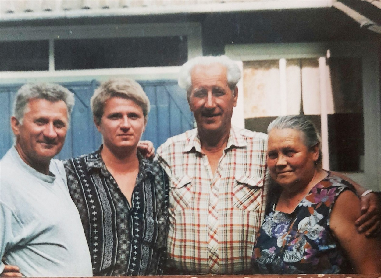 Молодший брат Сергій, племінник та Анатолій Мандрика з дружиною