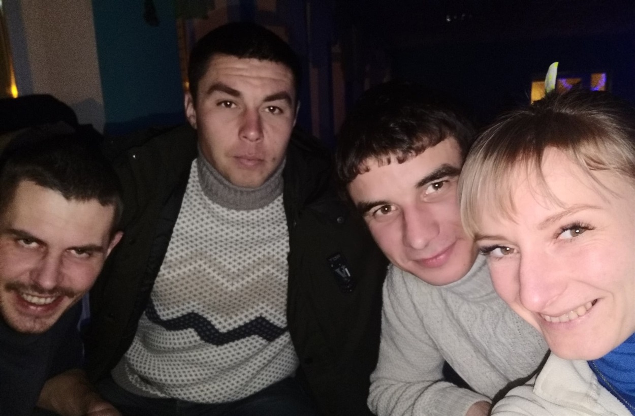 Микола в колі друзів...