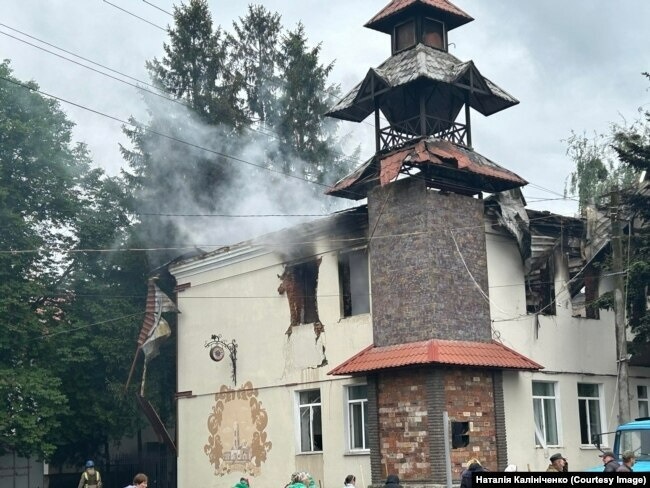 Зруйнована російською атакою міська ратуша у Білопіллі. 12 червня 2023 року.