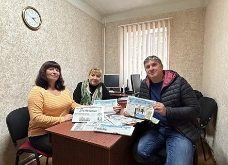 Досвідом роботи щодо проєкту «Спільнопілля» редактори «Білопільщини» Наталія Калініченко та «Перемоги» Олександр Моцний діляться з редакторкою газети «Глухівщина» Катериною Тищенко. 