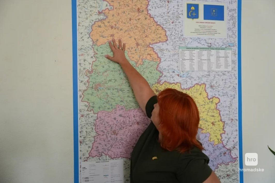 Директорка департаменту соціального захисту Сумської області Людмила Мусіяка показує на карті безпечні місця для закладів соціального захисту
