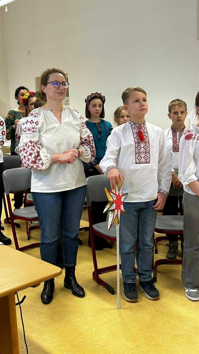 Засновниця школи Мирослава Михальнюк і учень 6 класу Дем’ян Вовченко під час телемосту з львівською гімназією з поглибленим вивченням німецької мови, 2025 р.